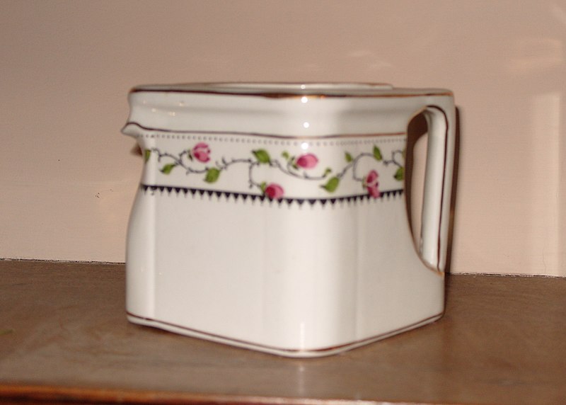 https://commons.wikimedia.org/wiki/File:Cube_teapot.jpg