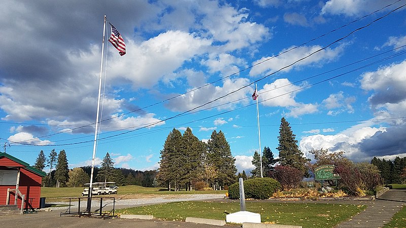 https://commons.wikimedia.org/wiki/File:Aroostook_Valley_Country_club_entrance_showing_US_and_Canadian_flags.jpg