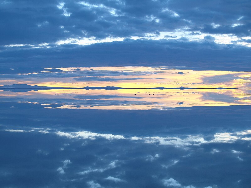 https://commons.wikimedia.org/wiki/File:Salar_de_Uyuni_lake.jpg