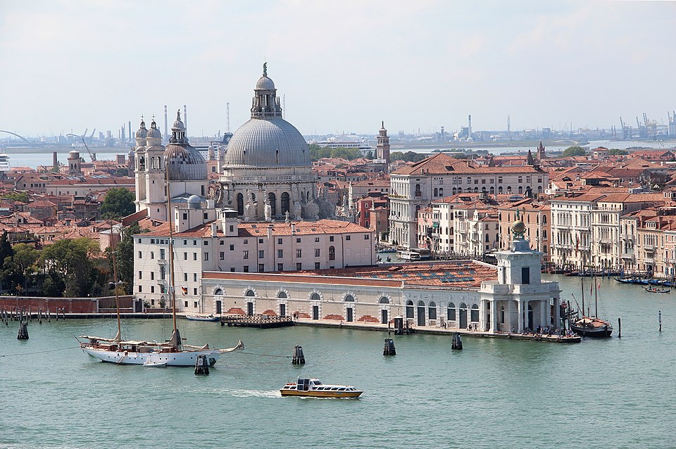 https://commons.wikimedia.org/wiki/File:0_Venise,_Canal_della_Giudecca,_Dogana,_Santa._Maria_della_Salute_et_Canal_Grande.JPG