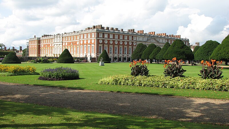 https://commons.wikimedia.org/wiki/File:Hampton_Court_Palace_(3036985645).jpg